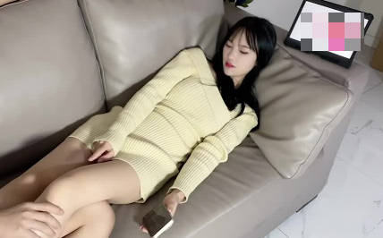 萝莉社.有这样的女朋友在身边你还有心思工作吗