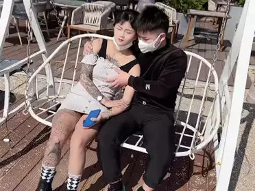 萝莉社.小情侣大白天阳台做爱一览无余-思思