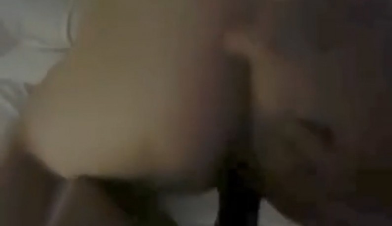 00年可爱小学妹，关灯偷拍她淫!荡的后庭！