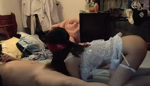 当室友来敲门，但我好想要操怎幺~办！那就不要开门！