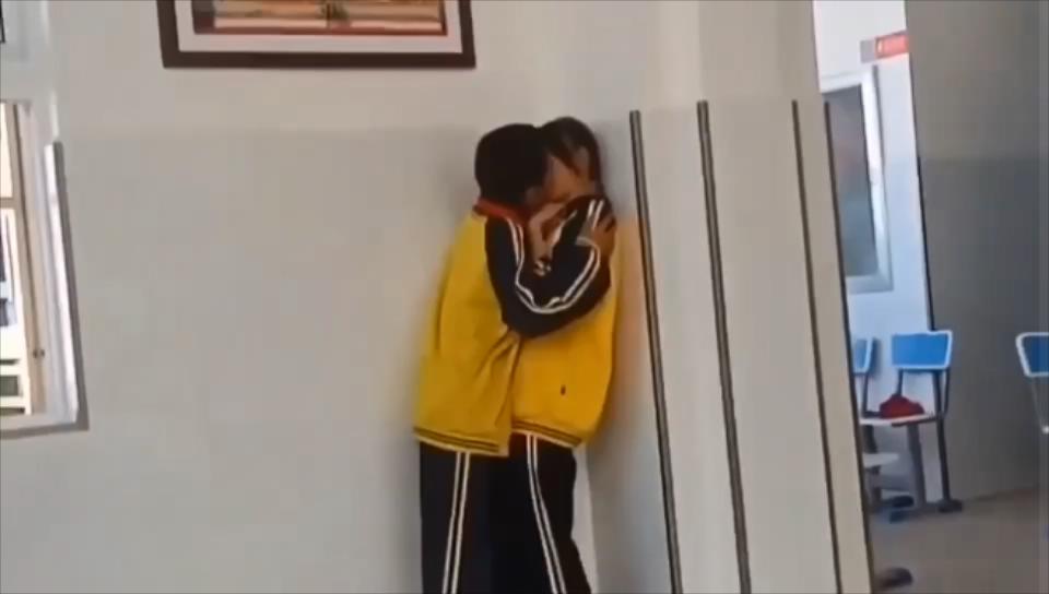 刚下课就拍到我的学生这幺玩的!